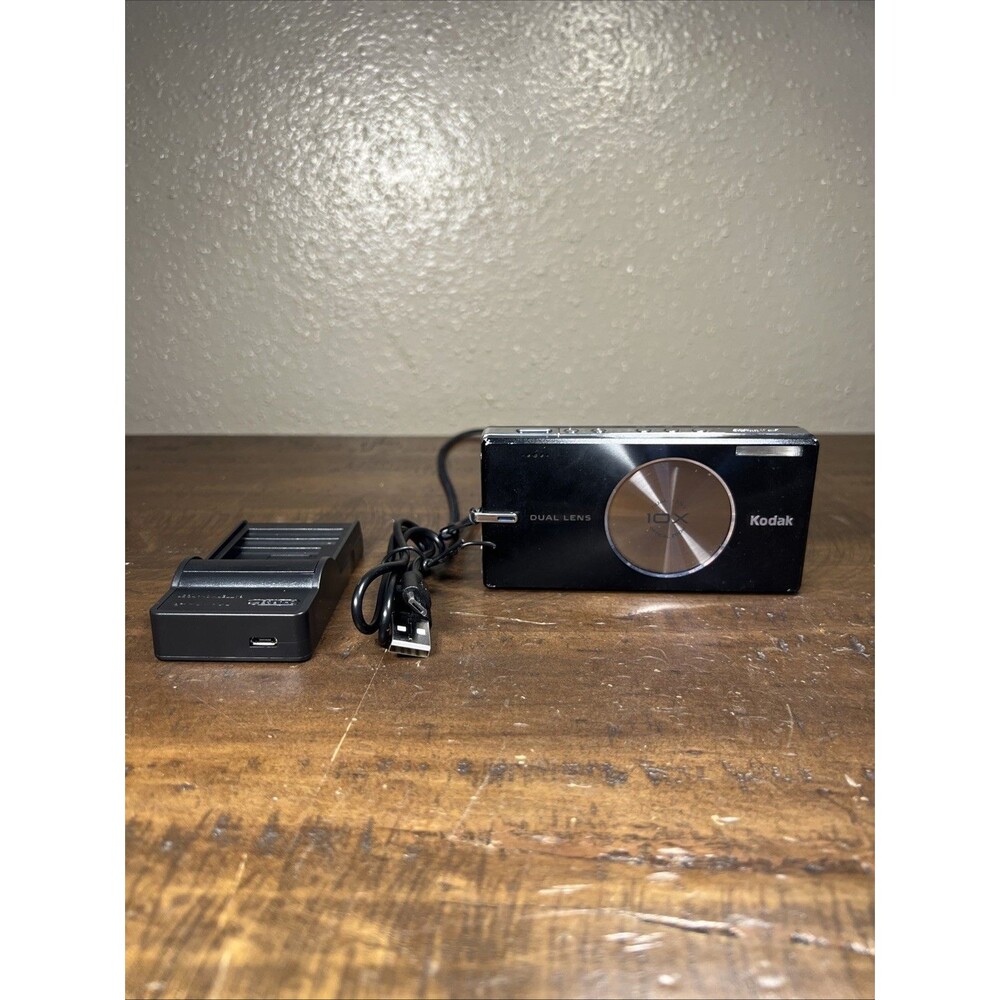 Kodak EasyShare V610 Dual Lens Digital Camera With New Battery & Charger